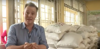 Nigeria, Grenzbehörde konfisziert 2,5 Tonnen Plastik-Reis. BBC Reporter ist entsetzt. (Foto: NEWS w08d)