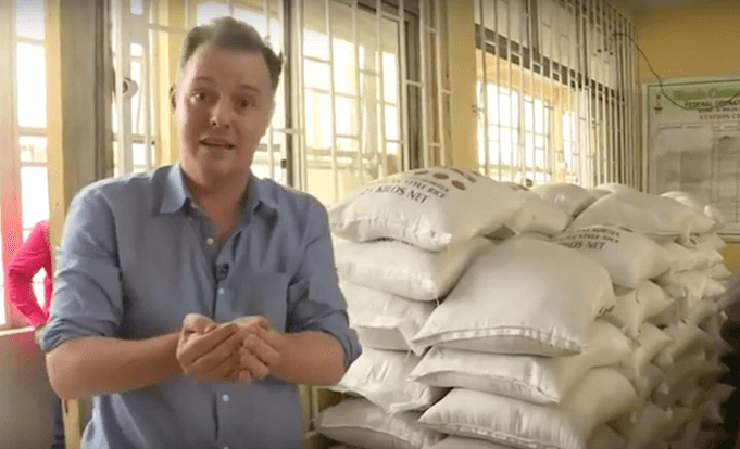 Nigeria, Grenzbehörde konfisziert 2,5 Tonnen Plastik-Reis. BBC Reporter ist entsetzt. (Foto: NEWS w08d)