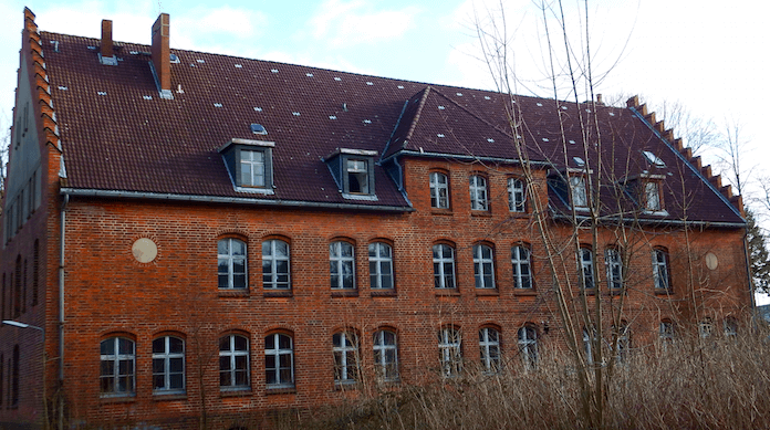 Das denkmalgeschützte Wirtschaftsgebäude des Marinelazaretts wird von der Dolphin Trust GmbH originalgetreu saniert.