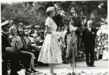 1953: Queen Elizabeth II hält eine Rede in Neuseeland. (Foto: Archives New Zealand)