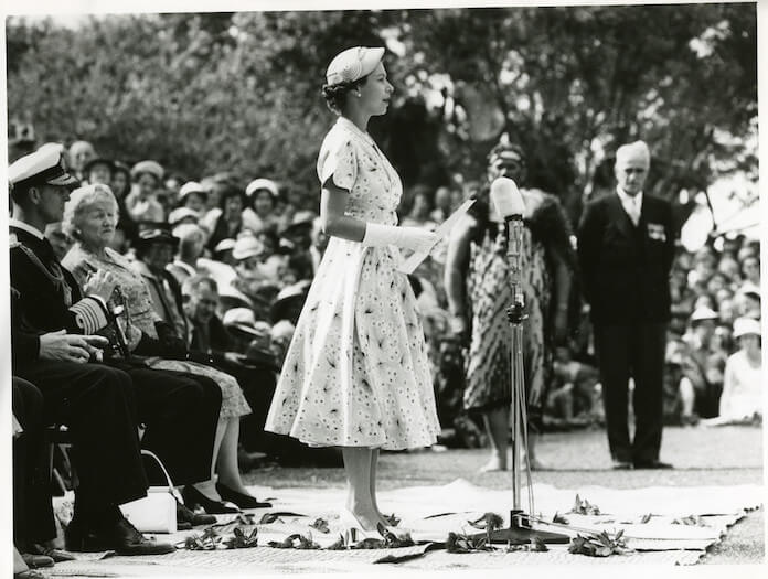1953: Queen Elizabeth II hält eine Rede in Neuseeland. (Foto: Archives New Zealand)