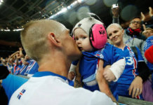 Island/ Baby-Boom nach beschämenden Sieg gegen England. Hier: Ari Freyr Skulason und seine Tochter nach dem Sieg gegen England. (Foto: l3o_)