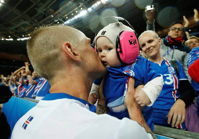 Island/ Baby-Boom nach beschämenden Sieg gegen England. Hier: Ari Freyr Skulason und seine Tochter nach dem Sieg gegen England. (Foto: l3o_)