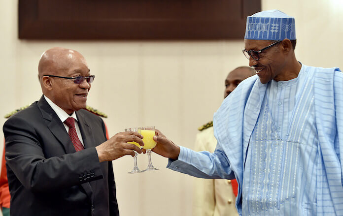 Korruption in Nigeria: Plötzlich taucht das Geld wieder auf. Hier: Präsident von Südafrika Jacob Zuma (links) und Präsident von Nigeria Muhammadu Buhari (rechts) (Foto: GovernmentZA)