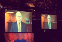 Warren Buffett bei der diesjährigen Aktionärsversammlung von Berkshire Hathaway (Screenshot: YouTube)