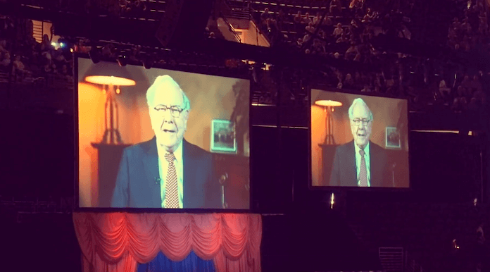 Warren Buffett bei der diesjährigen Aktionärsversammlung von Berkshire Hathaway (Screenshot: YouTube)