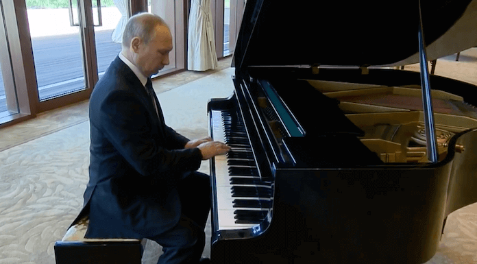 Putin setzt sich in China spontan ans Klavier