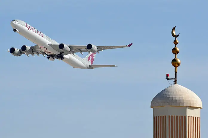 Airbus A340 von Qatar Airways hebt in Doha ab. (Foto: Steven Byles)