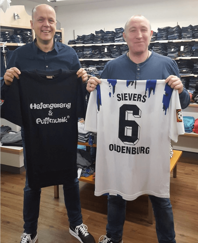 Jahn Sievers (ehemals Torjäger des SV Meppen) und Oliver Wolf beim Trikottausch. 