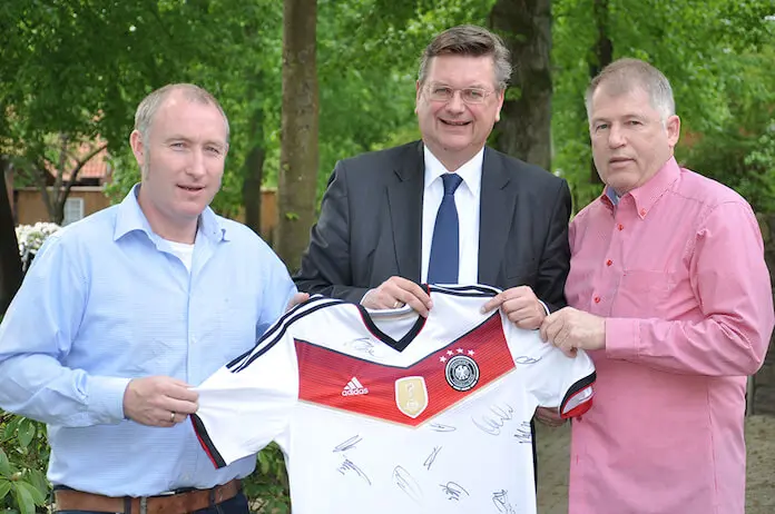 Oliver Wolf mit neuem Schirmherr und DFB Präsident Reinhard Grindel und Erhard Dreyer