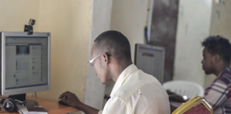 Nach 3 Wochen ohne Internet: Somalia ist wieder online. Das Disaster erinnert an 2014, als mobiles Internet gebannt wurde und sich lange Schlangen vor Internetcafés gebildet haben. (Foto: AMISOM Public Information)