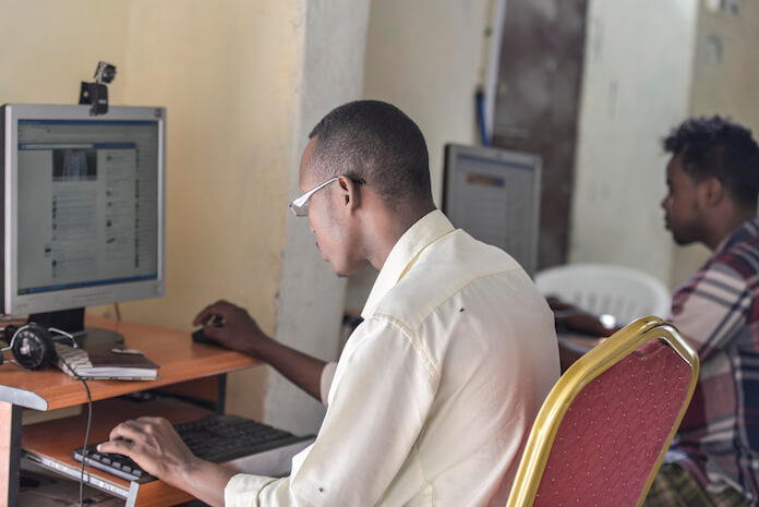 Nach 3 Wochen ohne Internet: Somalia ist wieder online. Das Disaster erinnert an 2014, als mobiles Internet gebannt wurde und sich lange Schlangen vor Internetcafés gebildet haben. (Foto: AMISOM Public Information)