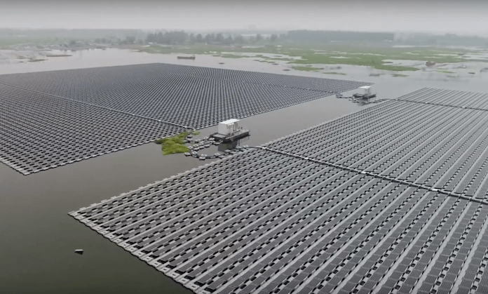 Die größte, schwimmende Solarfarm ersetzt Strom von Kohle (Foto: New China TV, Youtube)