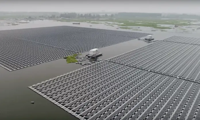 Die größte, schwimmende Solarfarm ersetzt Strom von Kohle (Foto: New China TV, Youtube)