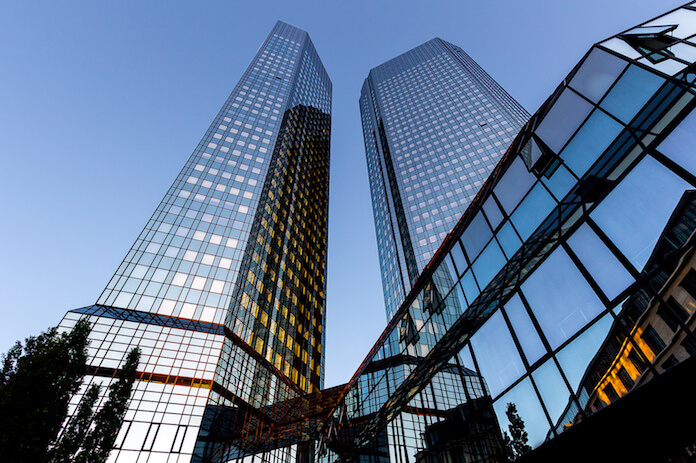 Die Deutsche Bank rät bei diesen Immobilien-Aktien zum Kauf. Hier: Deutsche Bank in Frankfurt (Foto: Carsten Frenzl)