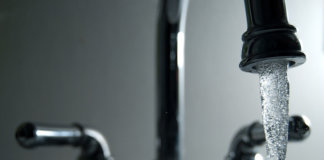 Leitungswasser in Europa: 72% mit Kunststoffpartikeln verseucht (Foto: Steve Johnson)