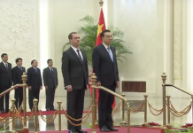 Russland und China vereinen Zahlungssystem gegen US-Dollar. Hier: Medvedev mit Li Keqiang beim Staatsbesuch in China 2015)