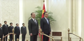 Russland und China vereinen Zahlungssystem gegen US-Dollar. Hier: Medvedev mit Li Keqiang beim Staatsbesuch in China 2015)