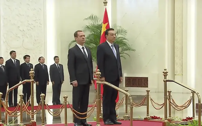 Russland und China vereinen Zahlungssystem gegen US-Dollar. Hier: Medvedev mit Li Keqiang beim Staatsbesuch in China 2015)