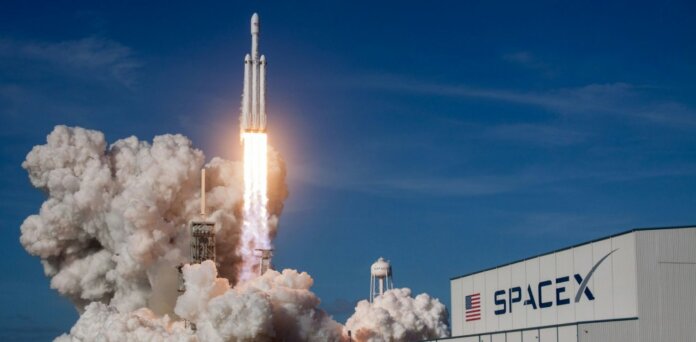 SpaceX-Gründer hat im Dezember 2021 seine erste Tochter, die ungewöhnlich benannte Exa Dark Sideræl Musk, per Leihmutterschaft zur Welt gebracht
