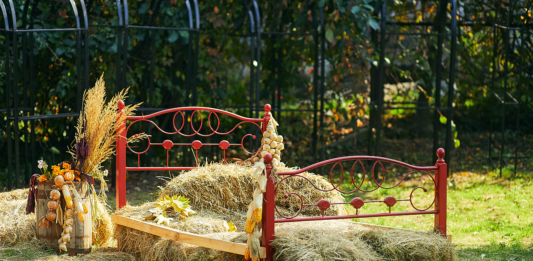 Strohbauplatten - ein Bett im Kornfeld
