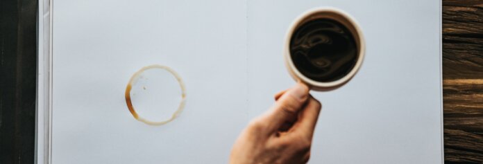 Flecken durch Kaffee kennt jeder, aber zerkratzte Holzmöbel können mit Kaffeesatz einfach eingefärbt werden