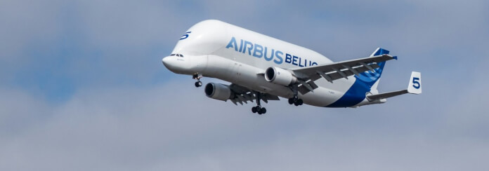 Der Airbus Beluga wird neben der Schifffahrt für den Transport von Flugzeugteilen genutzt.